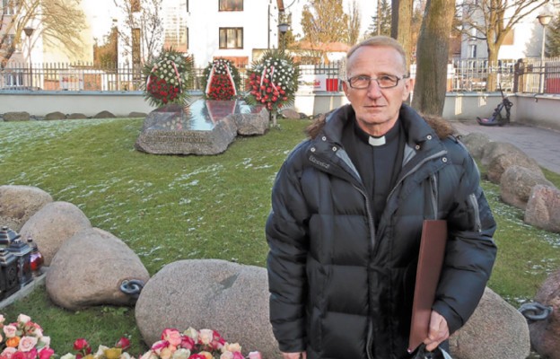 Ks. Franciszek Jeleśniański przy grobie bł. ks. Jerzego Popiełuszki
