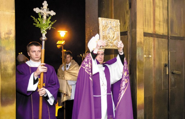 Bp Jan Wątroba otwiera Bramę Miłosierdzia w katedrze rzeszowskiej 13 grudnia 2015 r.