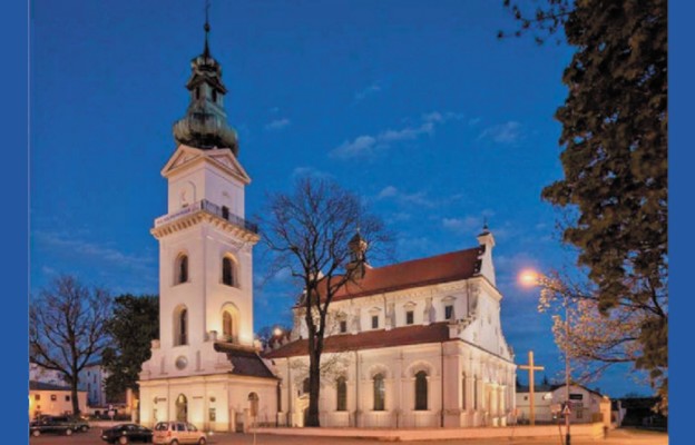 Katedra zamojska w iluminacji świetlnej – zdjęcie z albumu