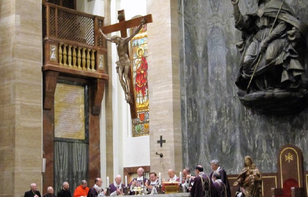  Msza św. żałobna za duszę zmarłego 12 grudnia Prałata Opus Dei, bpa Javiera Echevarrii w rzymskim kościele św. Eugeniusza, której przewodniczył wikariusz pomocniczy i generalny Dzieła, ks. prał. Fernando Ocariz (15 grudnia 2016 r.).


