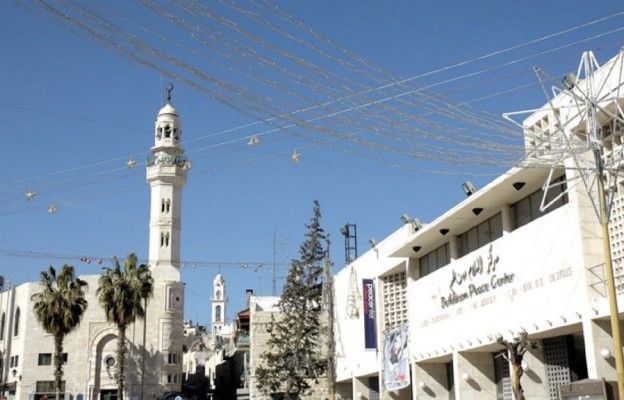 W okresie Bożego Narodzenia Betlejem przybiera odświętną szatę. Na zdjęciu: plac Żłóbka przed
Bazyliką Narodzenia ze znajdującymi się na nim meczetem Omara i Betlejemskim Centrum PokojuŻydów „murem bezpieczeństwa”, a przez Palestyńczyków – „murem hańby”