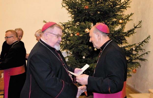 Kapłani mieli okazję osobiście przełamać się opłatkiem i złożyć świąteczne życzenia księżom biskupom, jak również sobie nawzajem