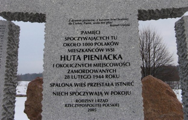 Pomnik poświęcony pamięci ponad 1000 Polaków zamordowanych przez 5. pułk policyjny SS i ukraińskie oddziały SS Galizien w Hucie Pieniackiej 28 lutego 1944 r.