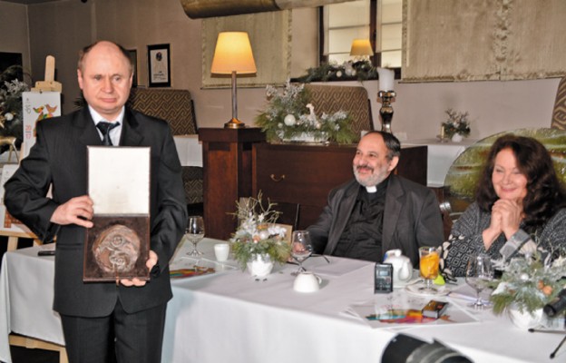 W czasie konferencji Medal św. Brata Alberta prezentował jego twórca
– Krzysztof Sieprawski, podopieczny schroniska z Fundacji Brata
Alberta w Radwanowicach