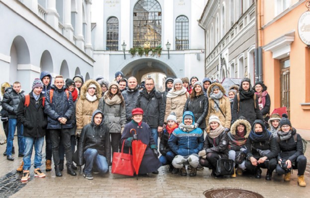 Reprezentacja diecezji legnickiej przed Ostrą Bramą w Wilnie. Niżej: podczas spotkań w duchu Taizé