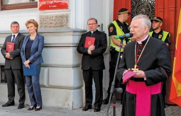 Ksiądz kanclerz Zbigniew Tracz zawsze w pobliżu Księdza Arcybiskupa