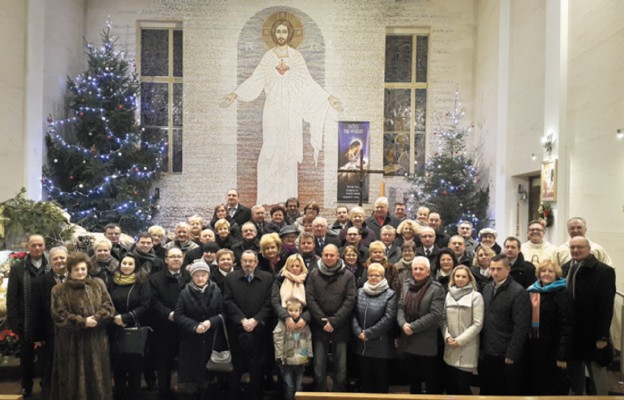Pamiątkowe zdjęcie jubilatów w kościele w Dobieszowicach
