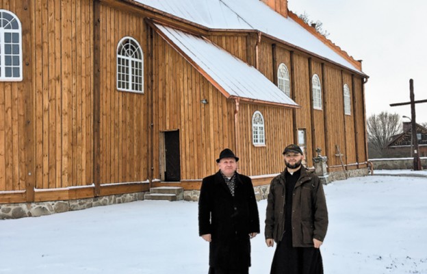 Proboszcz ks. Bohdan Sawicki i wikariusz ks. Wojciech Piotrowski