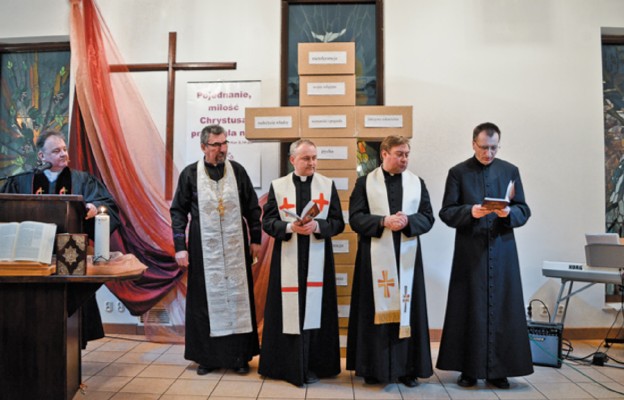 Końcowe błogosławieństwo u metodystów. W tle krzyż z naszych grzechów