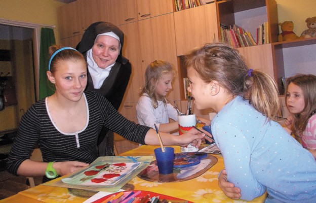 Siostry Karmelitanki Dzieciątka Jezus podczas zajęć z dziećmi