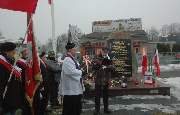 Przed obeliskiem ku czci gen. Stanisława Sojczyńskiego „Warszyca”. przy ul. Rocha róg z ul. Wręczycką