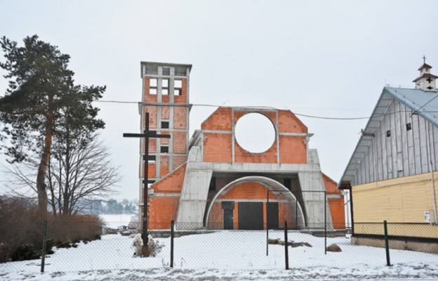 Nowo budowany kościół