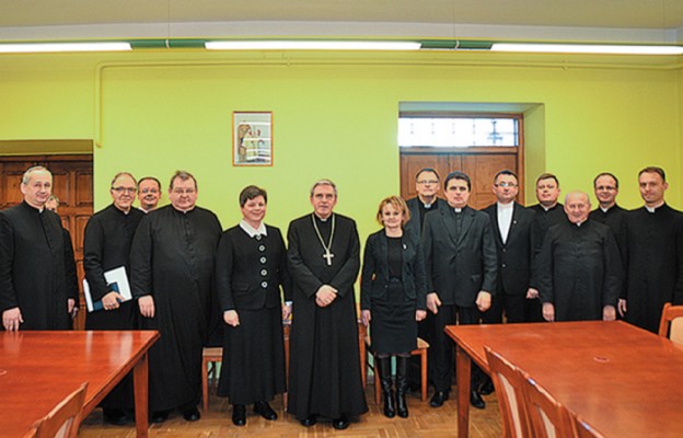 Członkowie Komisji Synodalnej z bp. Krzysztofem Nitkiewiczem