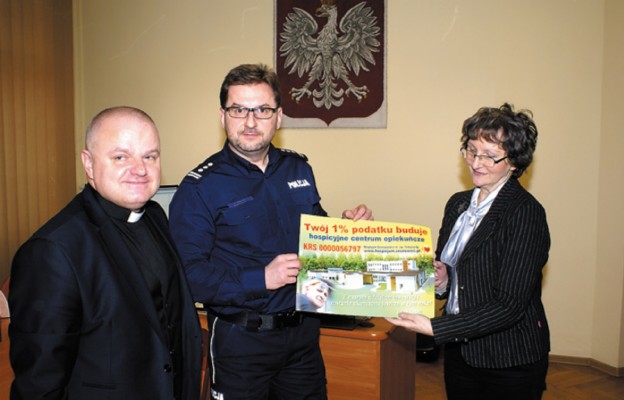 W Komendzie Miejskiej Policji w Sosnowcu, od lewej stoją:
ks. Mariusz Karaś, insp. Dominik Łączyk, Małgorzata Czapla