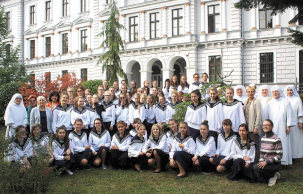 Uczennice i kadra pedagogiczna szkoły Sióstr Niepokalanek w Wałbrzychu