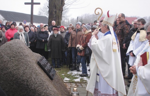 Poświęcenie tablicy upamiętniającej tych, „których kości spoczywają
wokół kościoła”