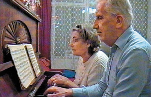 Jerzy spędzał czas wolny, grając wraz z żoną Barbarą
na cztery ręce na pianinie