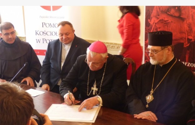 Deklarację podpisuje biskup legnicki Zbigniew Kiernikowski