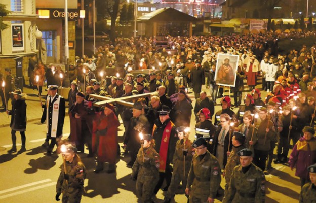 Podczas Drogi Krzyżowej niesiono krzyż Porozumień Rzeszowsko-Ustrzyckich