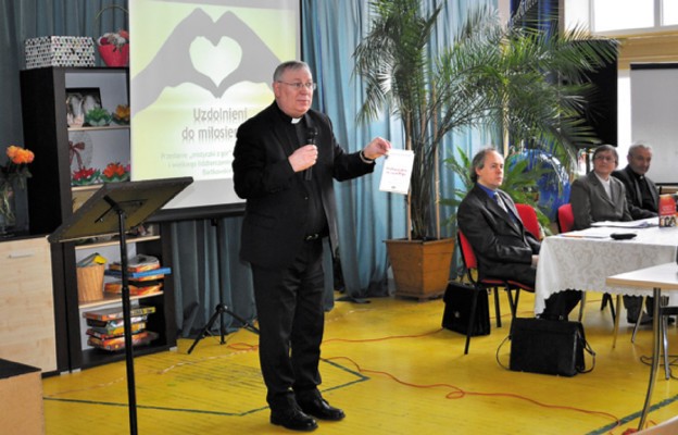 Ks. prof. dr hab. Mirosław Mróz opowiada o potrzebie kształtowania 
w sobie cnoty miłosierdzia