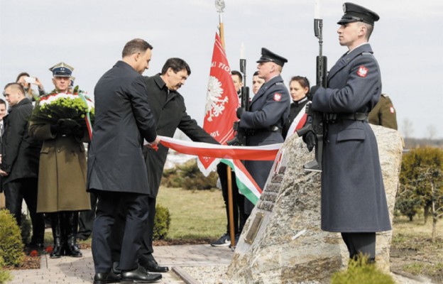 Prezydenci Polski i Węgier na piotrkowskim lotnisku odsłonili obelisk poświęcony Eugeniuszowi Szyklay