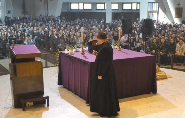 Bp Grzegorz Ryś przemawia do kilku tysięcy zasłuchanych uczniów