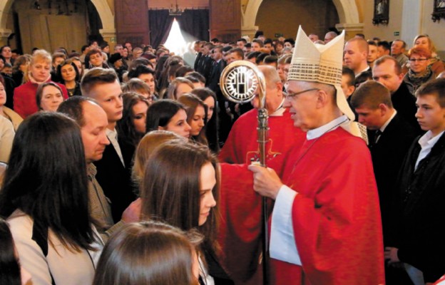 Na zakończenie misji młodzież przyjęła sakrament bierzmowania