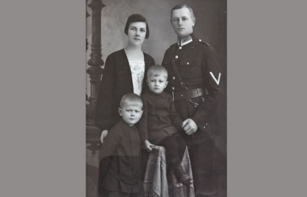 Adam Kosiński z żoną i synami
