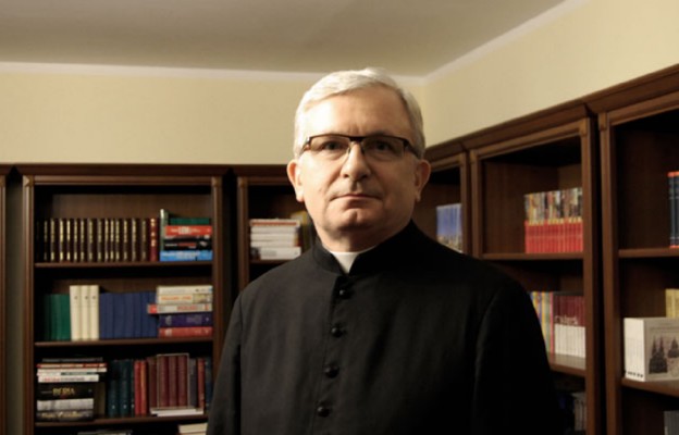 Ks. dr Zbigniew Godlewski wciąż startuje z nowymi inicjatywami.
Jedną z nich jest parafialna „Niedziela”