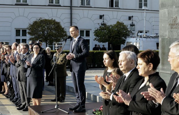 Uroczystości 7. rocznicy katastrofy smoleńskiej
przed Pałacem Prezydenckim w Warszawie, 10 kwietnia 2017 r.
