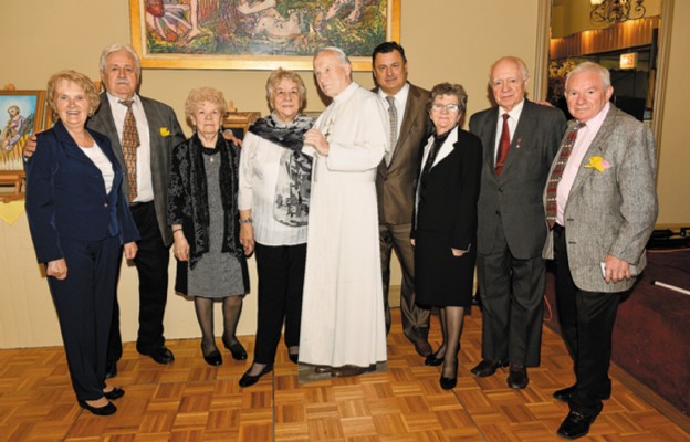 Naturalnej wielkości zdjęcie Jana Pawła II z przedstawicielami chicagowskiej Polonii