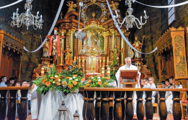 Historycy i turyści zachwycają się wystrojem kościoła w Skrzyszowie, a parafianie od wieków modlą się tu za wstawiennictwem św. Stanisława