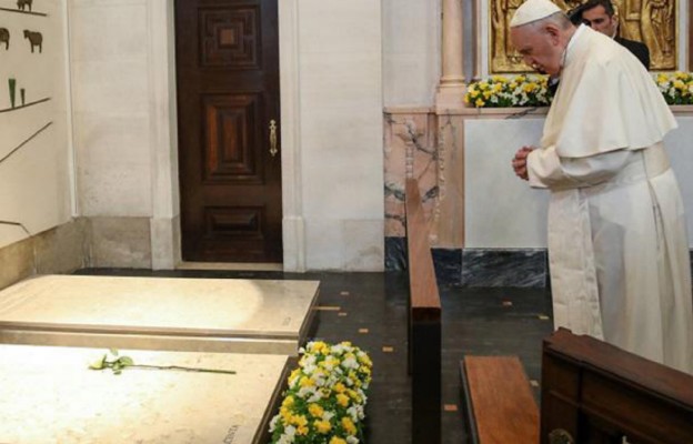 Papież przy grobach Franciszka i Hiacynty