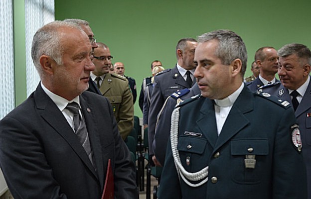 Ks. Marcin Iżycki (z prawej)