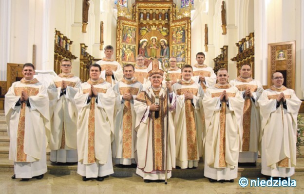 Neoprezbiterzy z abp. Wacławem Depo i seminaryjnymi przełożonymi
