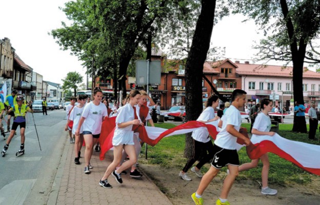 Dla upamiętnienia 123 lat niewoli uczestnicy sztafety wbiegli do Sokołowa ze 123-metrową biało-czerwoną flagą