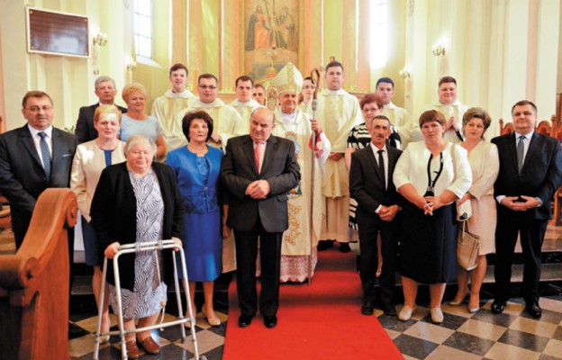 Neoprezbiterzy z Księdzem Biskupem i swoimi najbliższymi