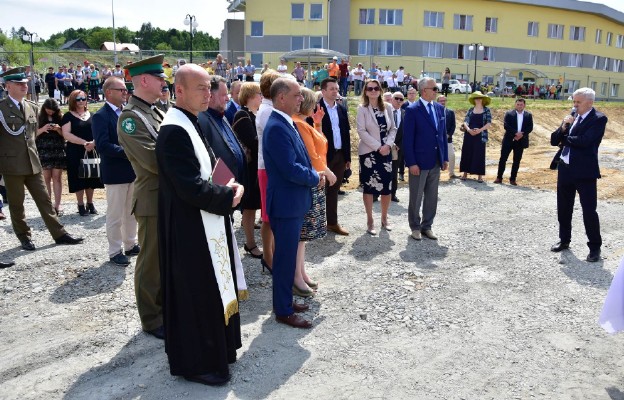 Uroczystość wmurowania kamienia węgielnego pod Narodowe Ośrodka Autyzmu w Stróżach