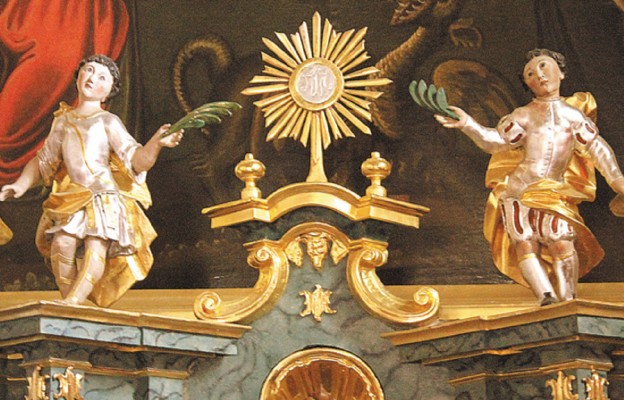 Święci adorują Najświętszy Sakrament (z drewnianego kościoła
w Trzcinicy k. Jasła)
