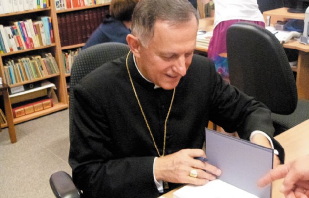 Abp Mieczysław Mokrzycki chętnie podpisywał książki