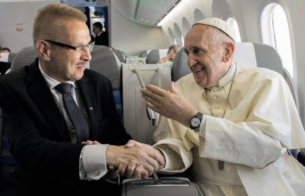 Papież Franciszek z ambasadorem Januszem Kotańskim w drodze powrotnej do Rzymu
ze Światowych Dni Młodzieży w Krakowie