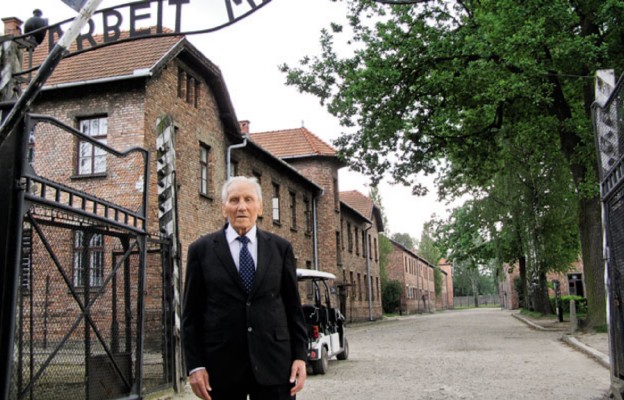 Kazimierz Piechowski przed bramą obozu
koncentracyjnego