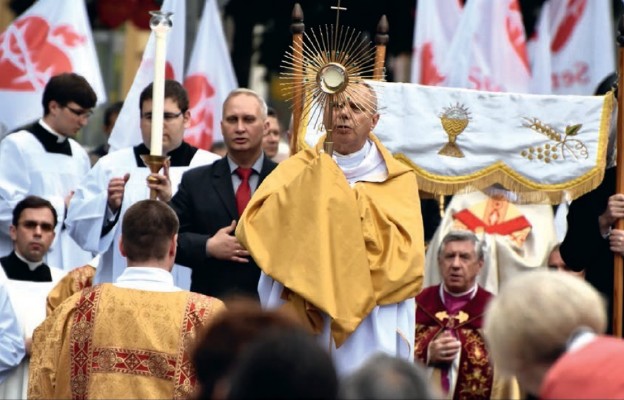 Procesja z Najświętszym Sakramentem wyruszyła z kościoła św. Andrzeja Boboli do sanktuarium Najświętszego
Serca Pana Jezusa w Szczecinie