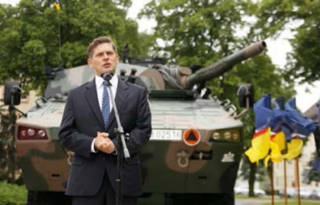 Wiceszef resortu obrony narodowej Bartosz Kownacki przemawia podczas uroczystości odebrania przez wojsko
moździerzy „Rak”