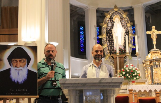 Raymond Nader (drugi od lewej) to wielki orędownik św. Charbela, który doświadczył widzeń  tego świętego
