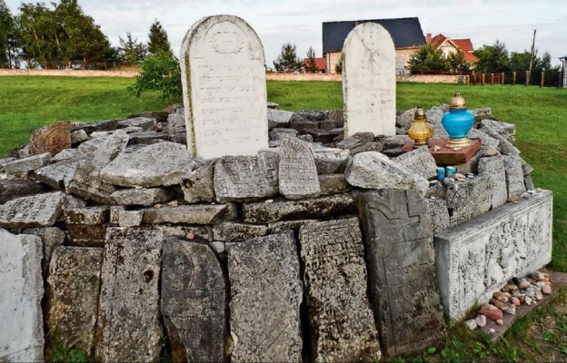 Śladem po ludnych niegdyś sztetlach są mniej lub bardziej uporządkowane żydowskie cmentarze