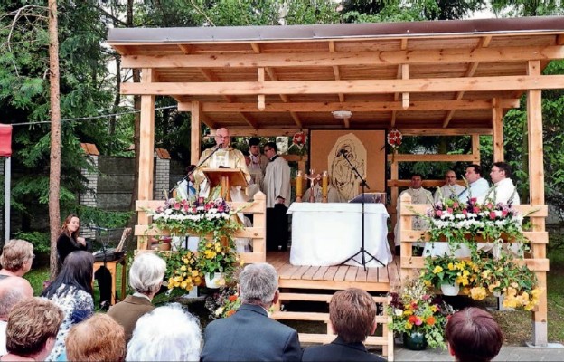 Bp Józef Szamocki głosi słowo Boże podczas Mszy św.