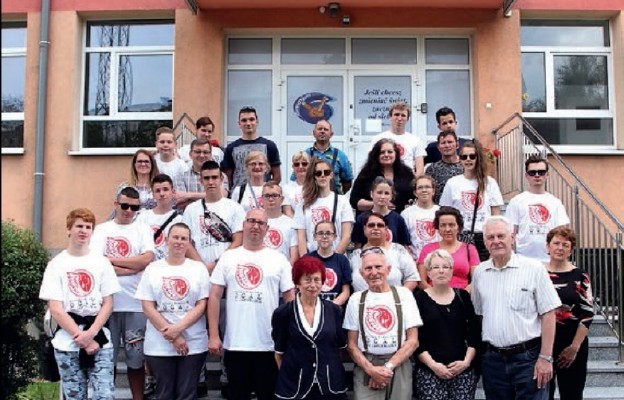 Organizatorzy wyjazdu, wolontariusze, opiekunowie i rodzice uczniów
zrobili sobie pamiątkowe zdjęcie na schodach Publicznego Gimnazjum
nr 6 w Wałbrzychu