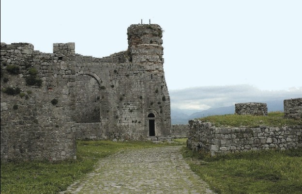Ruiny katolickiej katedry św. Stefana w twierdzy Rozafa