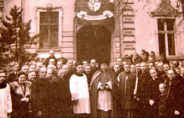 Prymas August Hlond przed pałacem biskupim w Gorzowie
w 1947 r.